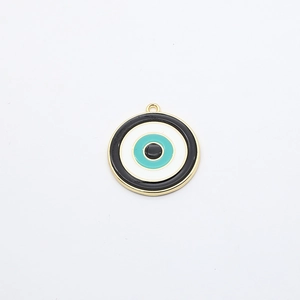 Λεπτομερής όψη του μενταγιόν Evil Eye με χρυσό πλαίσιο και πολύχρωμο ένθετο σμάλτο