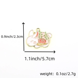 Hasen-Emaille-Anhänger in Rosa mit Blumendetails und Goldlegierung, Größe 2,3x5,7 cm