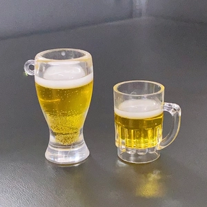 Miniatur Bierkrug Anhänger aus Harz mit realistischem Schaum für DIY-Schmuck