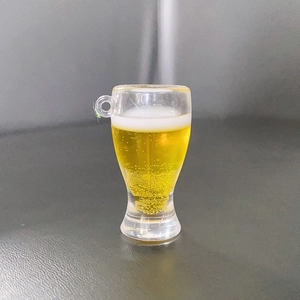 Makroaufnahme von 3D-Bierkrug-Anhänger aus Harz mit realistischem Schaum und Aufhängeschlaufe