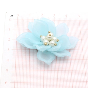 Fiore di camelia blu opaco con perle bianche e stame dorato, dimensioni 4cm mostrate