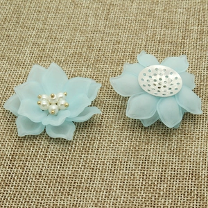 Fiori di camelia opachi azzurri con perle e base in metallo per accessori fai-da-te e capelli