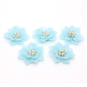 Cinque pezzi di fiori di camelia in resina azzurra con perle per accessori fai-da-te