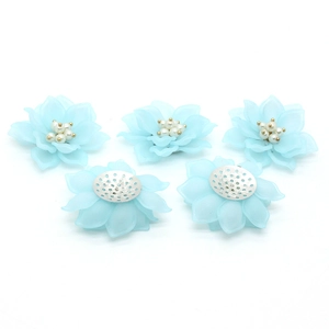 Dettagli fronte e retro di petali di camelia in resina azzurra con perle bianche