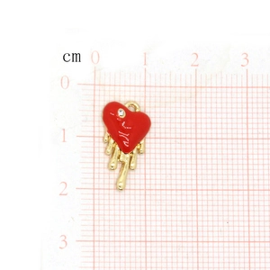 Hanger met rood emaille hart en zirkoon op een achtergrond met metrisch raster