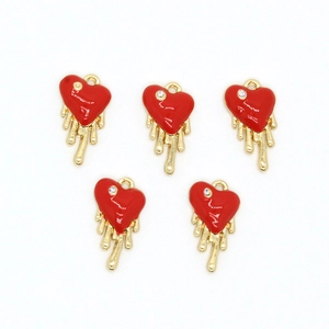 Vijf rode hartjes bedeltjes met gouden druppelrand en zirkoon voor DIY-sieraden maken