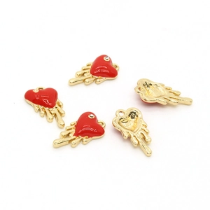 Gouden metalen hartvormige hangers met rood emaille smelteffect en glanzende strass