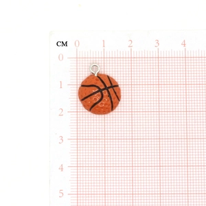 Mini colgante de baloncesto de resina con textura realista y anilla de metal plateada