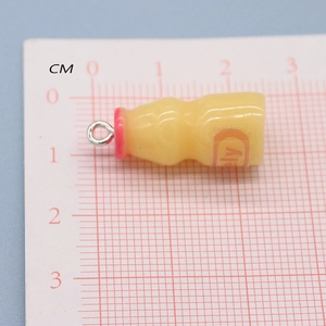 Ciondolo mini bottiglia in resina con anello in metallo, 1,8 cm su tappeto graduato