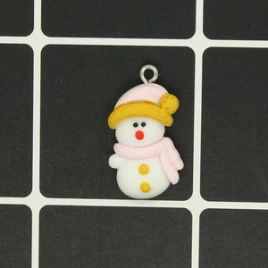 Primo piano di un ciondolo pupazzo di neve in resina con cappello rosa per gioielli fai da te