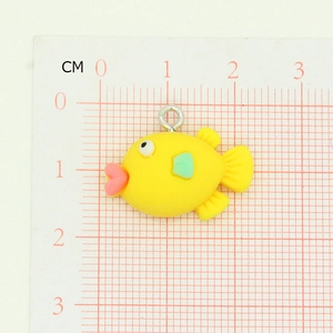 Vue détaillée de la taille du pendentif poisson jaune en résine pour la création bijoux