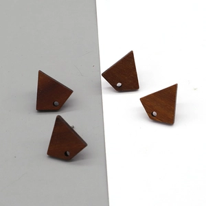 Boucles d'oreilles géométriques en bois naturel avec texture grainée et tige en métal