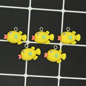 Cinq pendentifs poissons en résine jaune pour bijoux DIY avec anneaux en métal argent