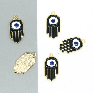 Detailweergave van vijf gouden Hamsa Hand bedeltjes met boze oog motief voor DIY sieraden