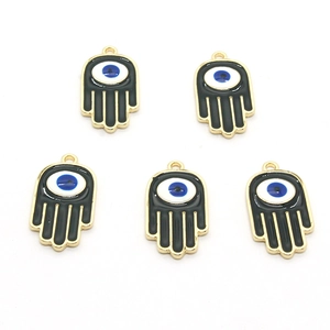Macro detail van vijf gouden Hamsa Hand hangers met blauw en zwart boze oog emaille decor