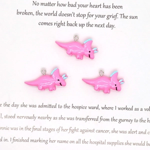 Drie roze dinosaurus hangers van hars met zilveren ringen voor DIY-sieraden maken