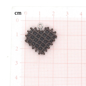 Herz-Waffel Schokoladen-Anhänger mit Silberring auf weißem Messgitter-Hintergrund