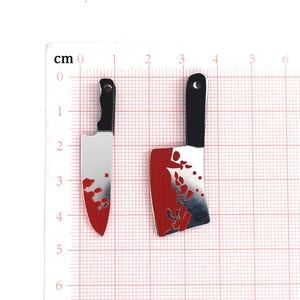 Pendenti per orecchini a forma di mannaia insanguinata di Halloween in resina argento