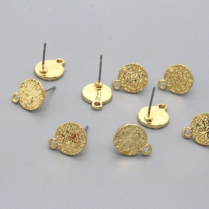 Clous d'oreilles ronds dorés à texture martelée avec boucles pour création de bijoux