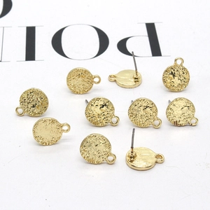 Vue détaillée de clous d'oreilles martelés dorés avec anneaux pour création bijoux