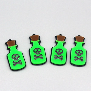 Set mit vier grünen Acryl Giftflaschen Anhängern mit Totenkopf für Halloween Schmuck