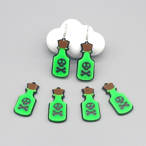 Detailansicht grüner Giftflaschen-Anhänger aus Acryl mit Totenkopf für DIY-Schmuck