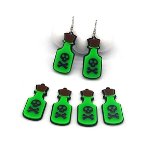 Detailansicht neongrüner Acryl-Skelett-Giftflaschenanhänger für DIY-Schmuckherstellung