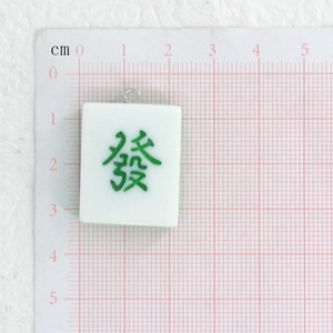 Μενταγιόν Mahjong Fa από ρητίνη με πράσινη χάραξη και δακτύλιο σε ροζ χαρτί πλέγματος