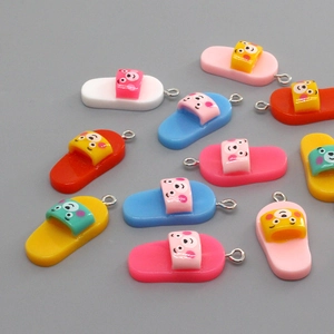 Kleurrijke hars beer slipper bedeltjes voor DIY sieraden maken en creatieve projecten