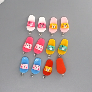 Bovenaanzicht van kleurrijke hars beer slipper bedeltjes voor DIY sieraden en sleutelhangers
