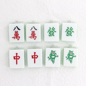 Λεπτομέρεια από 8 τεμάχια μενταγιόν mahjong από ρητίνη με μεταλλικούς κρίκους για κοσμήματα