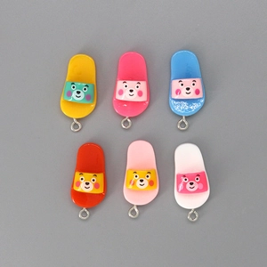 Detail van zes kleurrijke hars slipper hangers met cartoon beren en metalen ringen voor DIY