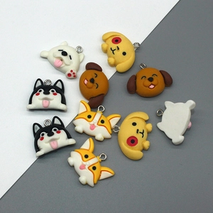 Détail de breloques chiens en résine pour bijoux DIY incluant Corgi et Husky mignons