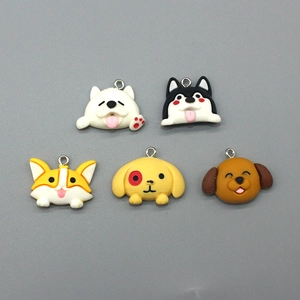 Lot de 5 breloques de chiens de dessin animé en résine avec anneaux argentés pour bijoux