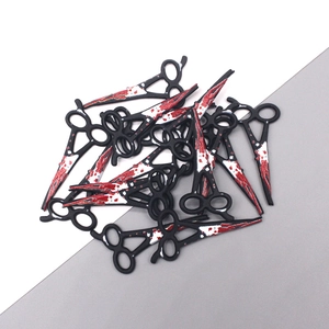Vue détaillée de charms ciseaux sanglants en acrylique avec effet de taches de sang