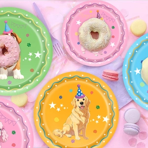 Assiettes de fête pour chiens avec chiots de dessins animés et motifs de pattes festifs