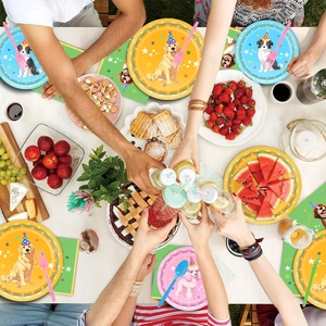 Vue à plat de la vaisselle de fête pour chiens avec assiettes illustrées sur table en bois