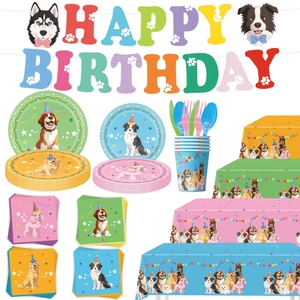 Détail du kit d'anniversaire pour chien avec bannières, assiettes et nappes