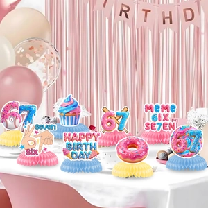 Set di 8 centrotavola per compleanno rosa e blu con base a nido d'ape e motivi di torte