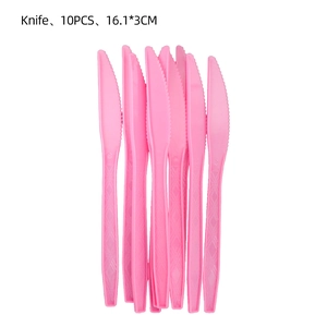 Detailed view of 10 pink serrated plastic party knives measuring 16.1 by 3 cm each