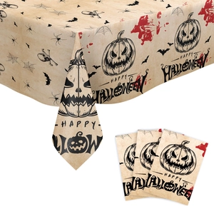 Detail van vintage Halloween tafelkleed en servetten met pompoenen en bloedspetters