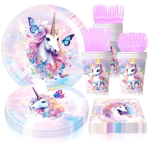 Détail du set de fête licorne violette avec assiettes, gobelets et serviettes sur blanc