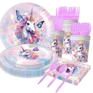 Set de table licorne avec assiettes mauves, gobelets, serviettes et couverts en plastique