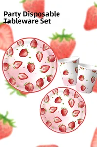Détails d'assiettes et gobelets jetables fraise avec motifs de fruits roses et doux