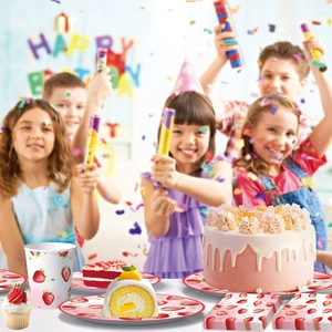 Vaisselle de fête d'anniversaire fraise avec assiettes en papier tasses et serviettes