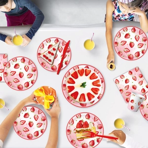 Vaisselle de fête d'anniversaire thème fraise avec assiettes en papier et gobelets