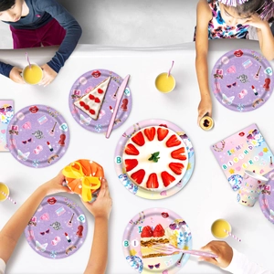 Détail des assiettes et serviettes In My Birthday Era avec motifs de boule disco et guitare