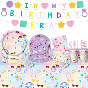 Détail du set de fête In My Birthday Era incluant assiettes tasses serviettes et bannières