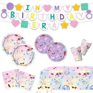 Vue détaillée du kit de fête In My Birthday Era avec assiettes, gobelets et bannière