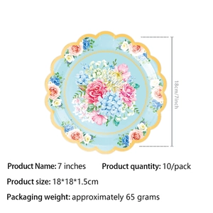 Détail d'une assiette en papier jetable de 7 pouces bleu clair à fleurs et bord doré